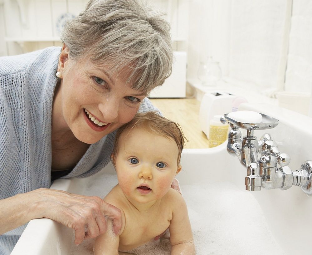 Мама моет бабушку. Бабушка купает внука. Бабушка купается в ванной с внуком. Купаю внука. Внуки купаются.