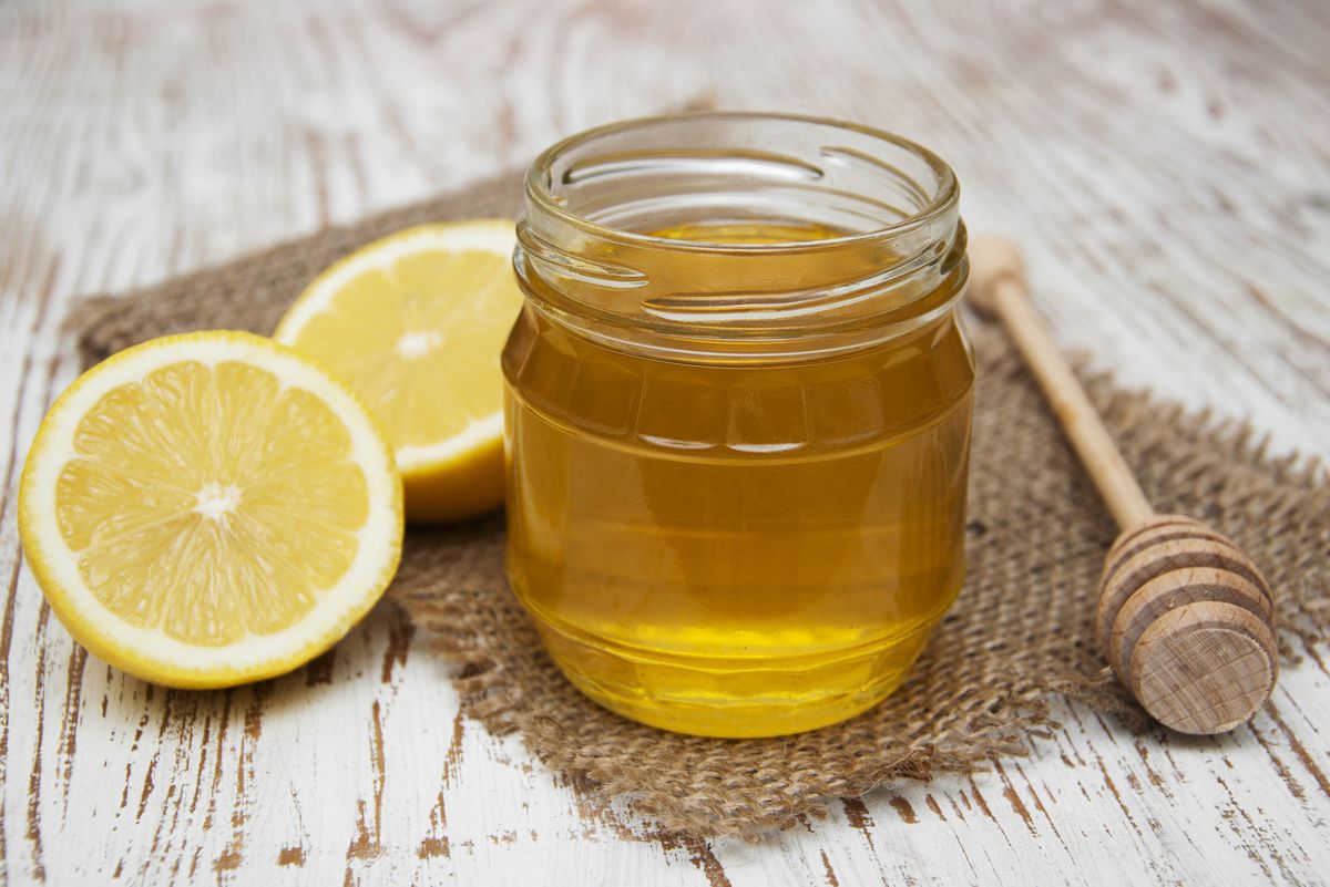 Мед с лимоном польза и вред. Мёд лимон Honey Lemon. Лимонно-медовая. Мед фото. Лимонный сок и мед.