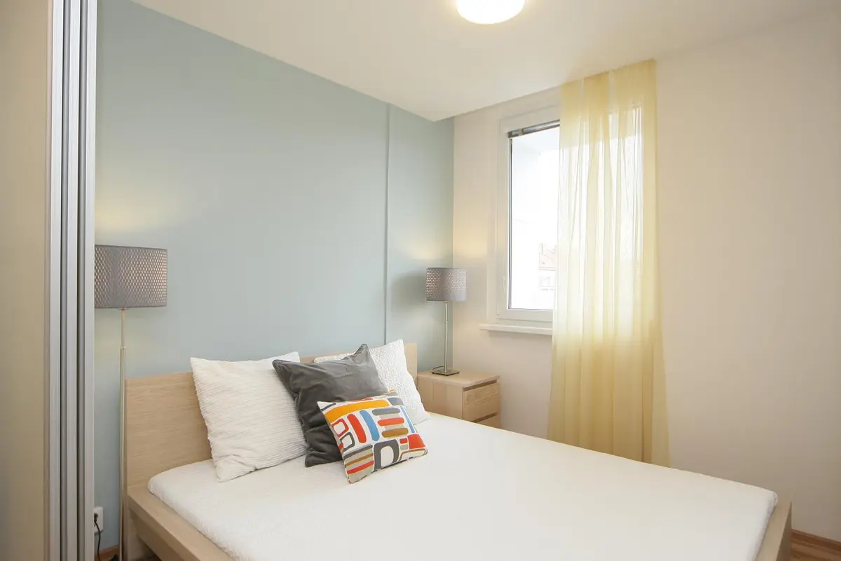 necekane reseni maleho bytu v panelaku jak oddelili loznici prozeny