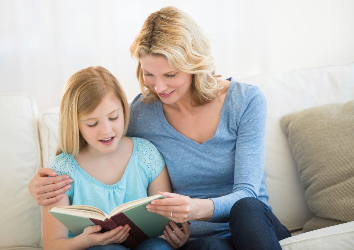 Мама наблюдает как дочь. Mother and daughter читать. Чтение книг картинки для детей с мамой. Мама с дочкой читают книгу. Мама и дочь совместные кадры с книгой.