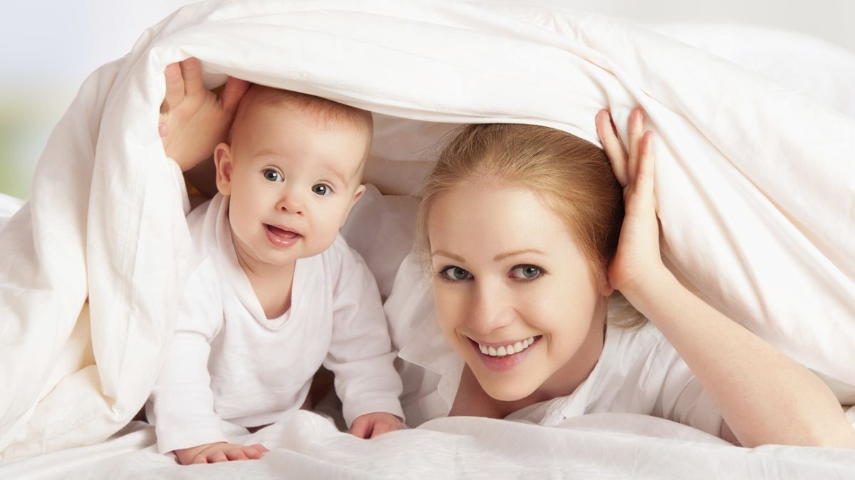 Брат мама одеяло. Ребенок под одеялом. Мама и малыш в одеяле. Мама и ребенок в одеяле. Малыш под одеялом.