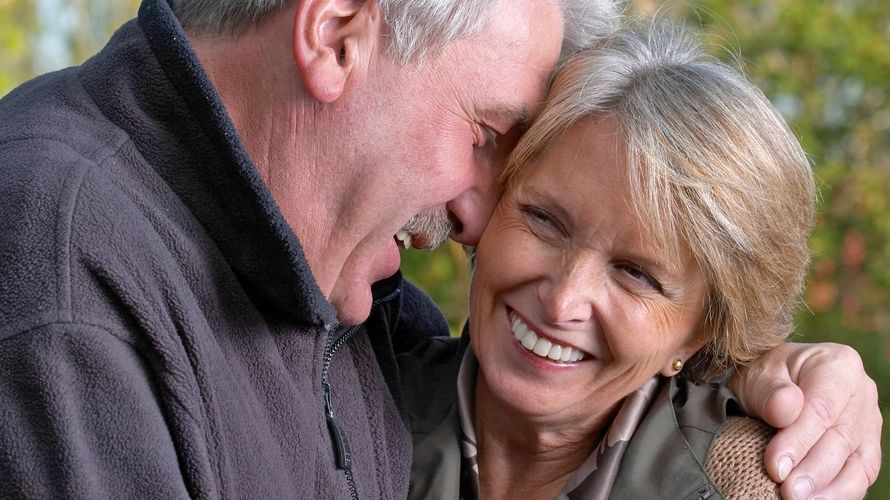 Зрелые немецкие мамы. Мужчина и женщина пожилые смеются. Пожилая пара смеется. Два пенсионера ржут. Молодая женщина и пожилой мужчина смеются на природе.