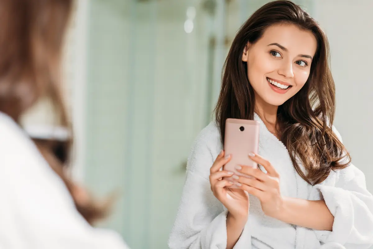 Девчонка в ванной делает селфи