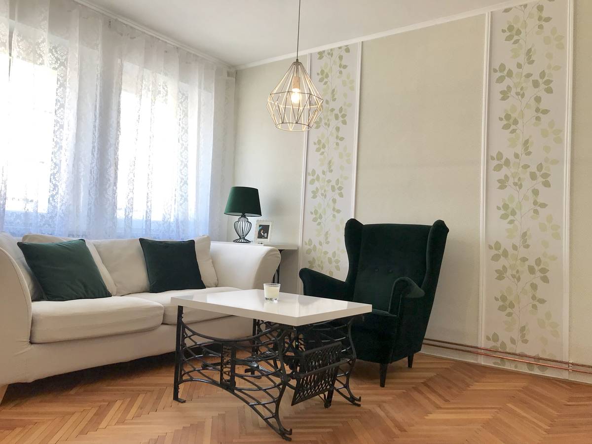 Konferenční stolek vyrobili ze starého šicího stroje