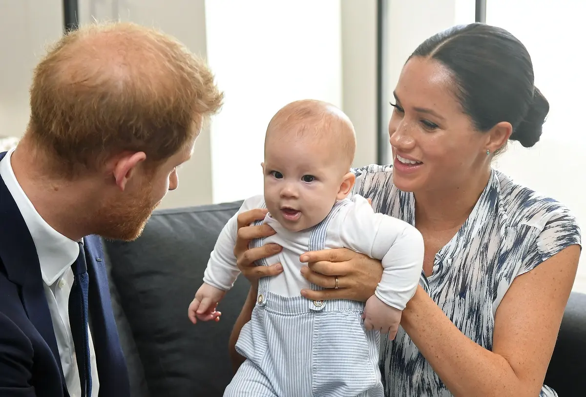 Syn Harryho A Meghan Ma Narozeniny Rodice Zverejnili Rozkosne Video