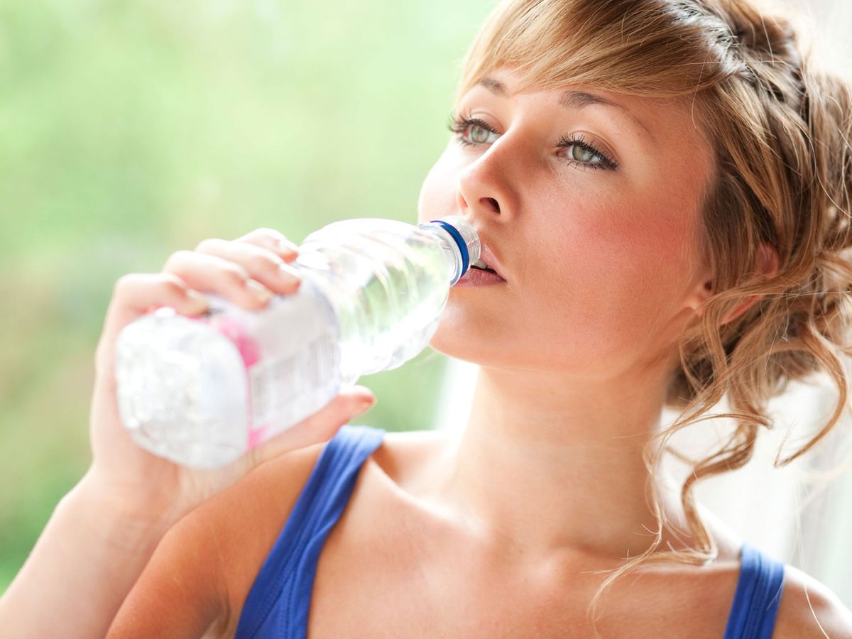 Пить воду результат. Девушка пьет воду жара. Питье воды. Пить воду в жару. Человек пьет воду в жару.