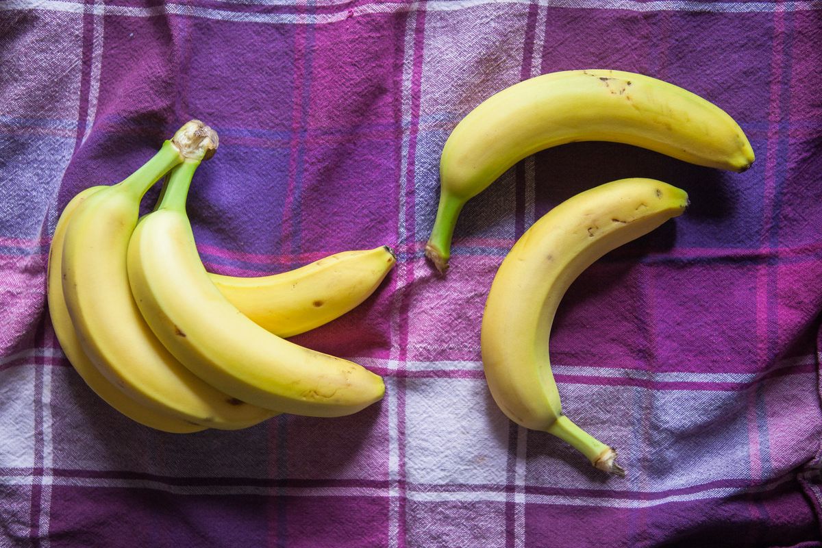 Купили две грозди бананов в одной было. Овощ похожий на гроздь бананов. Цветные бананы на полных. Какими должны быть зрелые бананы. Куда деть бананы.