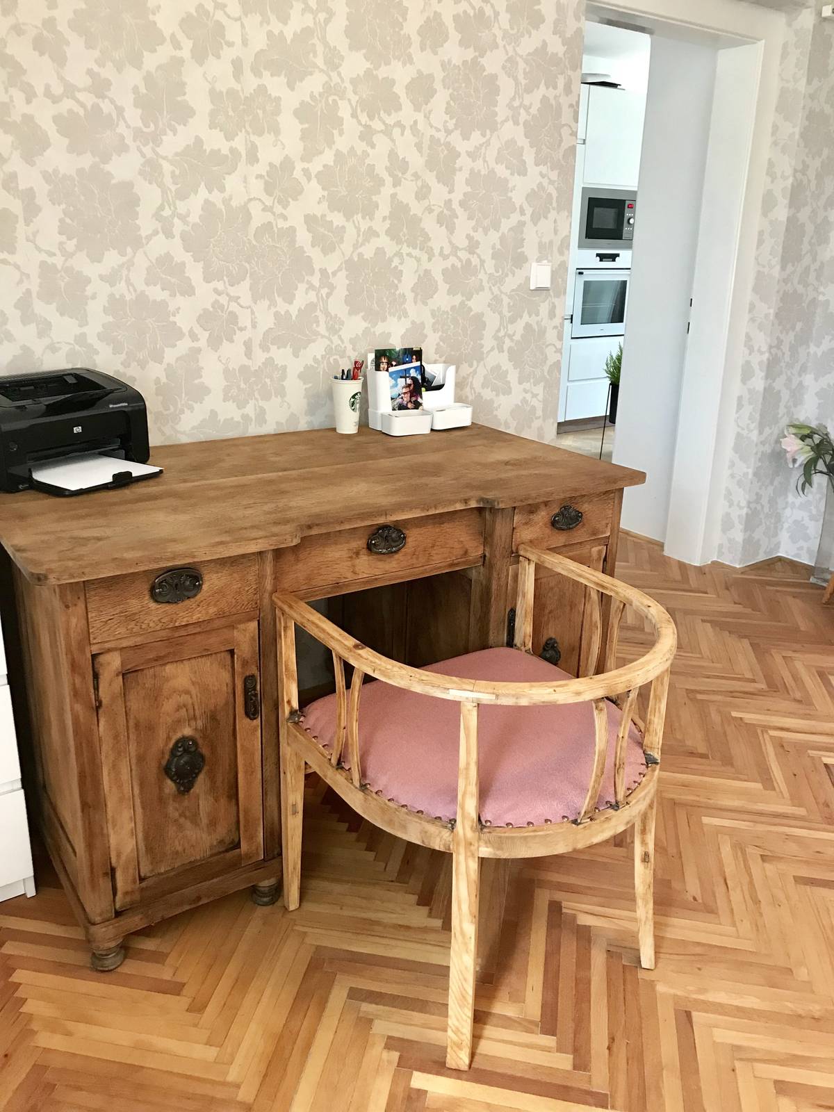 Majitel nábytek sám zrenovoval a židličku nechali nově očalounit