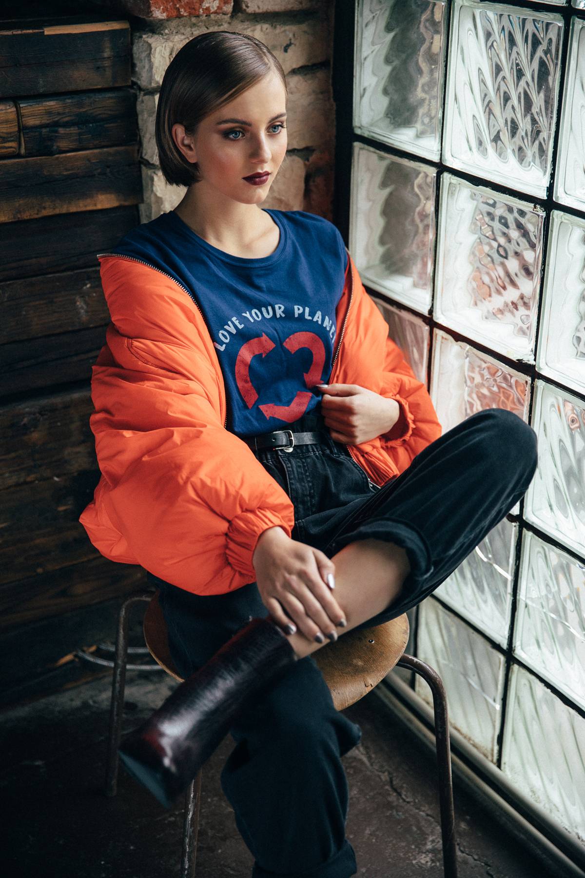 bunda (Zara, 1299 Kč); tričko (C&A, 250 Kč); džíny (Zara, 699 Kč); pásek (Lindex, 499 Kč); boty (Tezyo, info o ceně v prodejně)