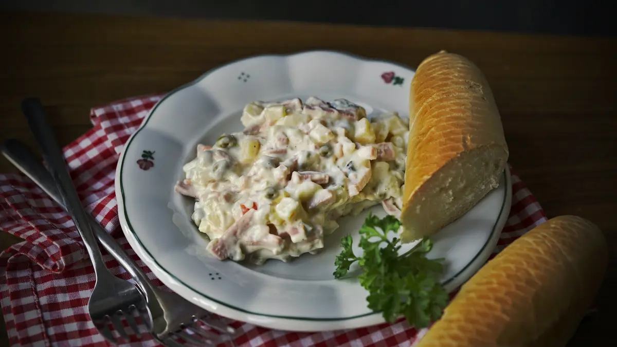 https://d50-a.sdn.cz/d_50/c_img_G_G/pDfzE/vlassky-salat-recept.jpeg?fl=cro,0,0,6000,3375%7Cres,1200,,1%7Cwebp,75 https://d50-a.sdn.cz/d_50/c_img_G_G/pDfzE/vlassky-salat-recept.jpeg?fl=cro,0,0,6000,3375%7Cres,1200,,1%7Cwebp,75