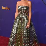 Herečka Kristen Wiig zvolila metalickou róbu se spleteným efektem z dílny Oscar de la Renta