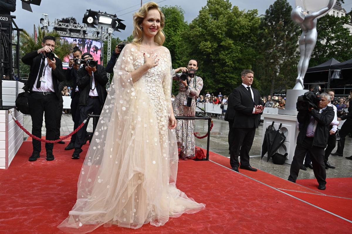 Aňa Geislerová se nechala návrhářem Jakubem Polankou obléknout do piva. Plzeňského!