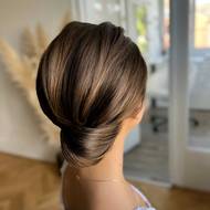 Hladký drdol se hodí především ke glamour šatům.