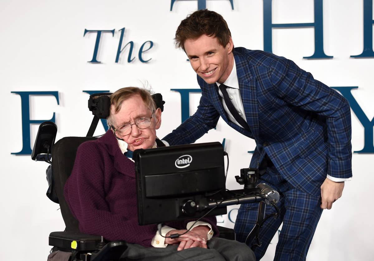 Skutečný Stephen Hawking a jeho filmový představitel Eddie Redmayne na britské premiéře filmu Teorie všeho