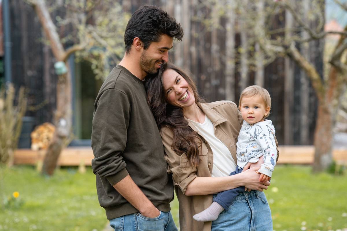 Modelka a herečka Olga Plojhar Bursíková s manželem a dcerkou Lottou v zahradě domu, kde stojí i prostorný ateliér