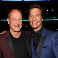 Jestli jsou Woody Harrelson a Matthew McConaughey skuteční bratři, se asi nedozvíme, ale parťáci jsou náramní