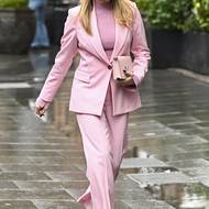 Růžový oblek nechybí ani britské moderátorce Amandě Holden