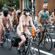 Rok 2021 a další spanilá jízda nahých cyklistů po ulicích Filadelfie, jejímž cílem je upozornit na potřebu mít se rád a nepodléhat společenským tlakům na ideál krásy