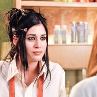 Lizzy Caplan jako Janis v Protivných sprostých holkách (2004)