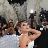 Škoda jejích blond vlasů, ale nutno uznat, že Florence Pugh sluší i účes na ježka