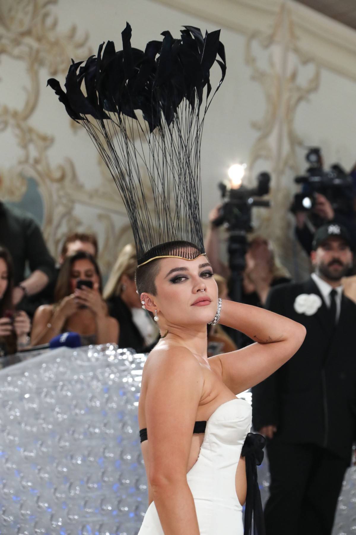 Škoda jejích blond vlasů, ale nutno uznat, že Florence Pugh sluší i účes na ježka