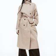 Trenčkot z recyklovaného polyesteru H&M, 1799 Kč.