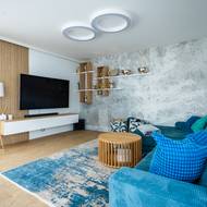 Obývací pokoj je zařízený ve světlých barvách, které doplňuje akcent tyrkysové