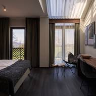 Pokoje jsou zařízené v moderním stylu a nechybí jim většinou ani balkon