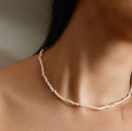 Pozlacený náhrdelník s přírodními perlami Niika, 1 080 Kč