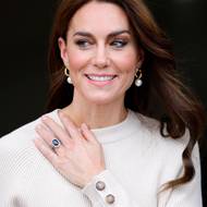 Nezapomněla ani na šperky: náušnice s perlou jsou značky Simone Rocha, na ruce měla safírový zásnubní prsten