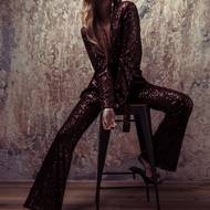 Sako Mango, 2 499 Kč. Kalhoty Mango, 1 299 Kč. Náušnice Patrizia Pepe, 3 900 Kč. Sandálky Zara, 2 299 Kč