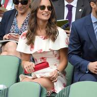 Červenec 2016. Na rozdíl od své sestry se Pippa nemusí bát ani kratších délek. Na Wimbledonu před sedmi lety fandila ve světlých šatech s peplum volánem