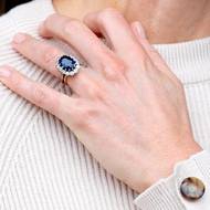 A tady je detail na safírový prsten osázený solitérními diamanty, který původně patřil princezně Dianě