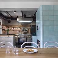 Interiér je v tradičním, historickém stylu, ovšem nechybí ani moderní technologie