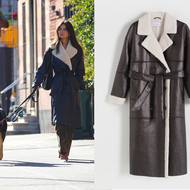 Modelka Emily Ratajkowski byla v minulých týdnech vyfocena v koženém kabátku s beránkem od značky Loewe, ke kterému se vrací už pátým rokem. A my víme, kde najdete obdobný. Vpravo: Kabát Reserved, 1 299 Kč (před slevou 2 399 Kč)