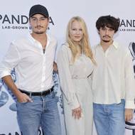 Brandon a Dylan svou matku Pamelu Anderson podporují a ona se díky nim cítí nekonečně milovaná