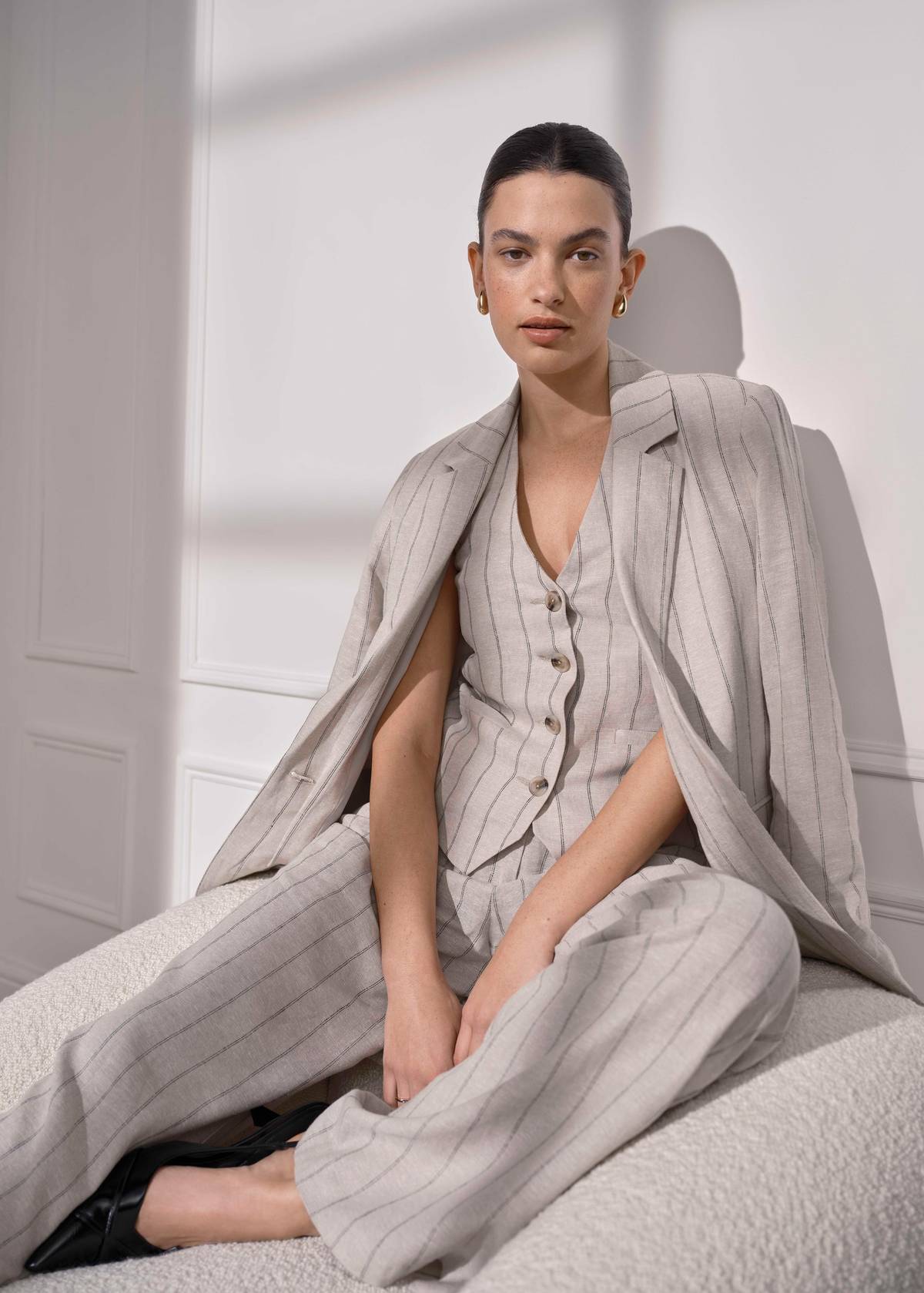 Lněné sako 999 Kč, vesta 599 Kč a kalhoty 749 Kč – vše F&F