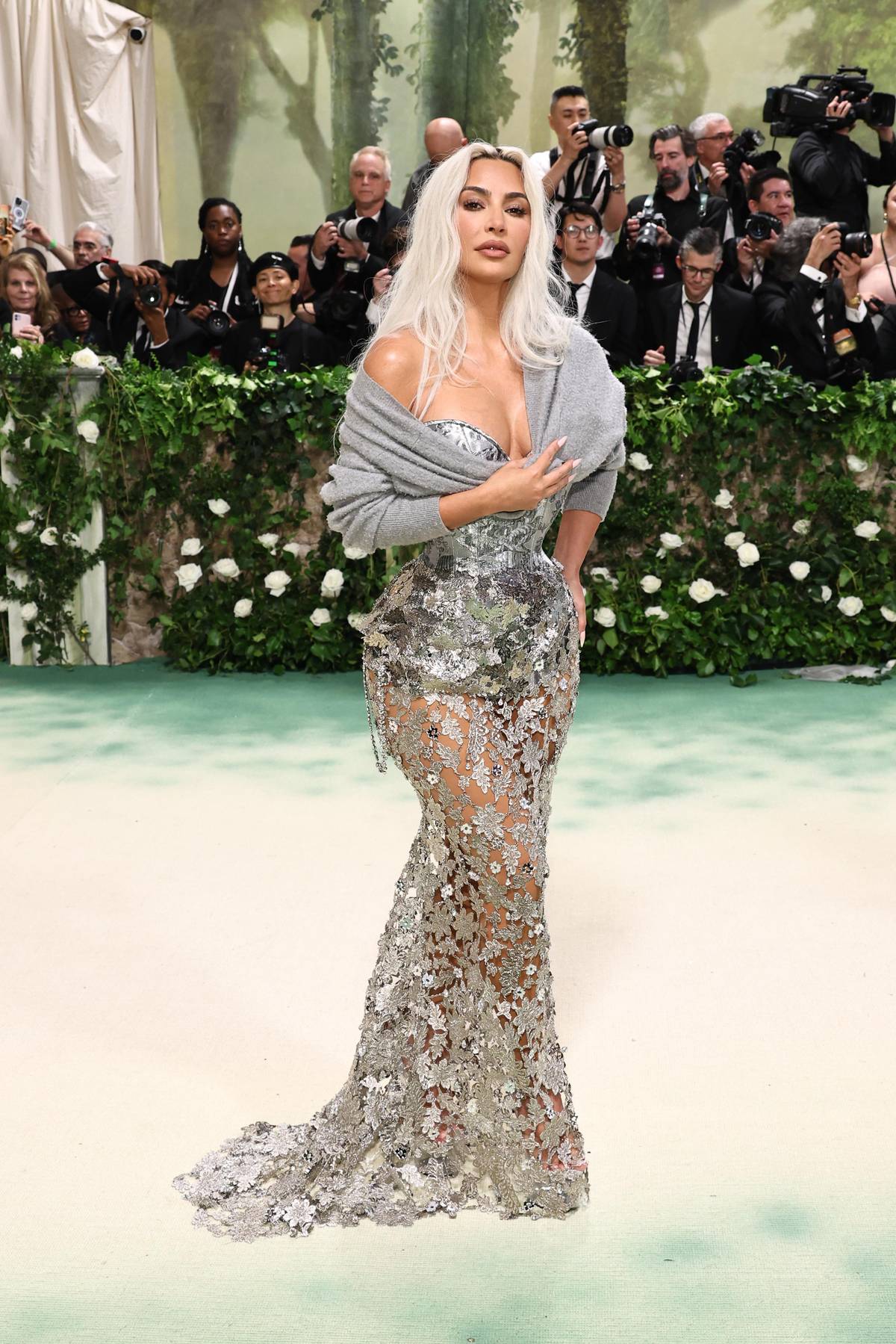 Kim Kardashian. Před rokem se zahalila do perel, letos přišla v úchvatných korzetových šatech Maison Margiela Couture, které byly tvořené z kovové krajky (wow!). A nebyla by to Kim, aby nerozvířila nějakou debatu – tentokrát se řešil rozměr jejího pasu a také (ne)zbytnost jejího svetříku