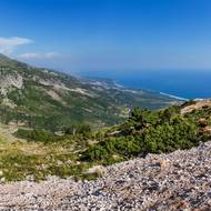 Průsmyk Llogara je strmá, klikatá silnice, která stoupá přes tisíc metrů do hor a nabízí výhled na Albánskou riviéru