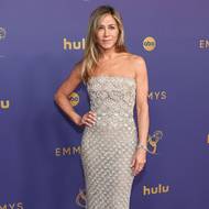 Herečka Jennifer Aniston je na červeném koberci jako doma a léta se drží stejného stylu. Obepnuté šaty zdobené kamínky a perlami jsou od značky Oscar de la Renta