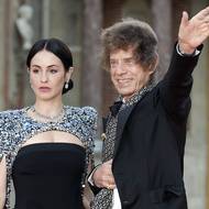Mick Jagger s přítelkyní zdravil před recepcí fanoušky