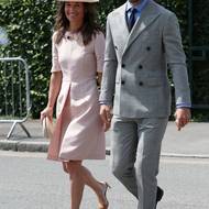 Červenec 2019. Pudrově růžová brunetce sluší! Po Pippině boku je její mladší bratr James a jde o další den tenisového turnaje