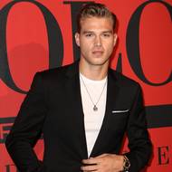 Matthew Noszka. Americký model se do branže dostal tak trochu kuriózním způsobem. O letních prázdninách si přivydělával stavěním venkovních teras a jeho výsledná instagramová fotka, na které byl i on, se dostala až k modelingovému hledači talentů. A Matthew získal novou brigádu, která výrazně více vynáší. Pracoval pro značky jako Calvin Klein, Hugo Boss, Nike, Levi’s a zahrál si i v několika filmech