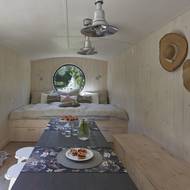 Tauhaus slouží k pronájmům. Kromě standardních pokojů tu je i maringotka