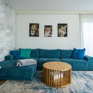 Sedačku a kulatý stolek pořídila z obchodu Bonami, koberec v XXXLutz