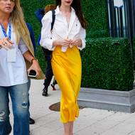 Saténové šaty a přes ně zavázaná košile. Do barvy sladit sandálky a můžete vyrazit na tenisové utkání US Open jako Anne Hathaway