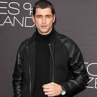 Sean O´Pry. Na žebříčcích nejžádanějších modelů figuruje jméno Američana, kterého si modelingoví agenti vytipovali z fotek z plesu. Psal se rok 2006 a ze sedmnáctiletého maturanta se rázem stala hvězda. Sean O´Pry bodoval v kampaních Calvin Klein, Giorgio Armani nebo Versace a stal se tváří parfému Spicebomb značky Viktor & Rolf