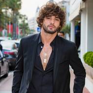 Marlon Teixeira. Z Brazílie nepochází jen spousta úspěšných modelek, ale i modelů. Kariéra Marlona začala tak trochu náhodně – babička ho představila rodinnému příteli, který byl shodou okolností majitelem modelingové agentury. Dnes má za sebou spolupráce s velkými módními domy, jako je Chanel, Balmain nebo Dolce & Gabbana, a také spoustu prestižních obálek