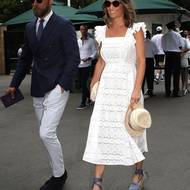 Červenec 2018. Manžela vyměnila za bratra a vyrazila na další turnaj. V bílých šatech z madeiry je rostoucí bříško ještě sotva znatelné