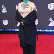 Zpěvačka Mon Laferte v roce 2019 dorazila na udílení cen Latin Grammy Awards v Las Vegas ve velmi odvážném modelu, kterým upozorňovala na násilí při tehdejších protestech v Chile
